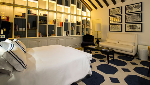 Una de las habitaciones del Hotel Only You, que destaca por su decoración y trato personalizado.