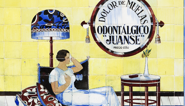 Tile advertisement for the Farmacia Laboratorio de Especialidades Juanse (Juanse Specialty Pharmacy Laboratory) on Calle San Andrés