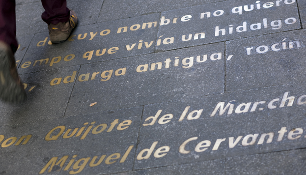 En el Barrio de las Letras es posible comenzara leer el Quijote con solo mirar al suelo.