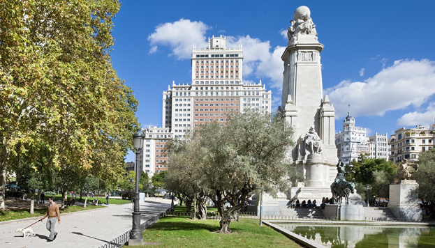 ¡No te vayas de Madrid sin hacerte una foto con Don Quijote y Sancho en la Plaza de España (©Jose Barea, MD).