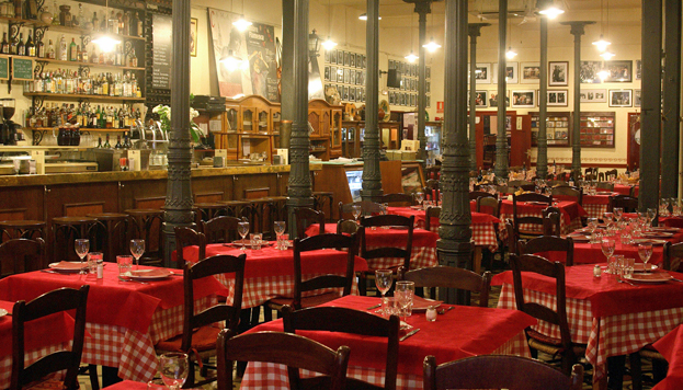 Casa Patas es también taberna-restaurante, donde se sirven tapas y cocina tradicional.