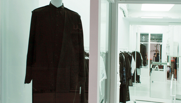 Ideado por Xavi García, 44 Store es un espacio diáfano, lleno de luz, en el que cada prenda es protagonista.