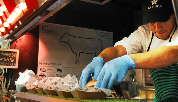 En La Finca se reparten hamburguesas, hechas con la carne de la felicidad.