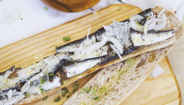 Resultado de imagen de Bocata de sardinas, canónigos, queso