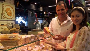 En el Mercado de San Miguel, Darío Barrio posa con una periodista china.