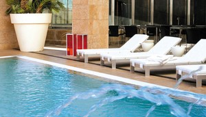 Exquisito y moderno. Así es el Hotel Urban y así es su más que agradable terraza con piscina.