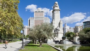 Una foto imprescindible de Madrid: el monumento a Cervantes en la plaza de España (©José Barea, MD).