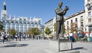 La estatua de Federico García Lorca preside la plaza de Santa Ana (©José Barea, MD).