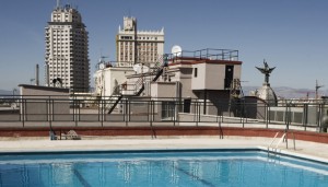 En plena Gran Vía, la piscina del Hotel Emperador ofrece unas vistas impresionantes de la ciudad.