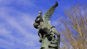 Para contemplar la fuente del Ángel Caído hay que visitar el Parque de El Retiro.
