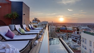 La terraza con piscina del Hotel Indigo es uno de los lugares más de moda en Madrid.