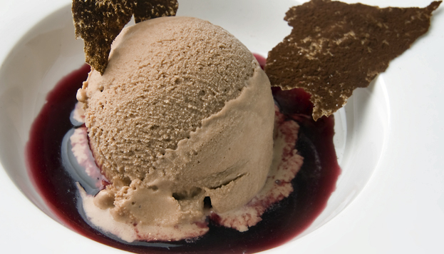 The Westin Palace tiene un menú muy especial, que incluye este helado de chocobarrica con coulis de frutos rojos y vino tinto.
