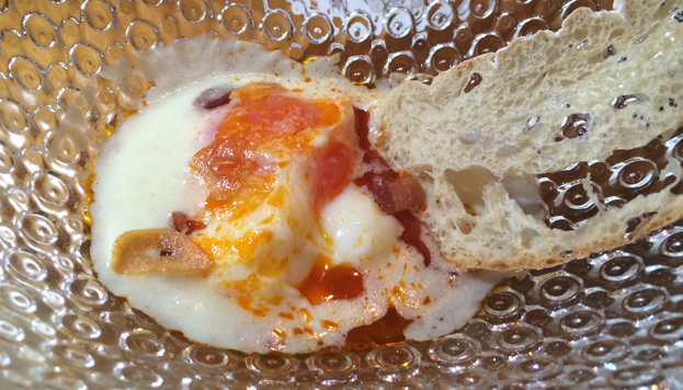 El huevo poché con manteca colorá, ajo frito y crema de patata que hacen en Rooster es una auténtica locura.