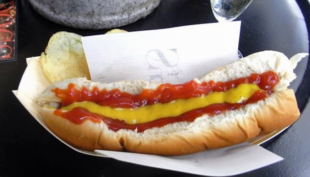 Un clásico entre los clásicos: el perrito caliente con mostaza y ketchup. Este es de It Dogs.