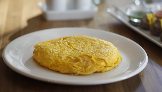 Sin cebolla, jugosa y semilíquida. Así es la riquísima tortilla de patata al estilo Betanzos que sirven en la taberna.