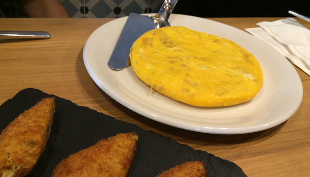 En la Taberna Pedraza hay clásicos que no fallan, como la tortilla de patata y los tigres.