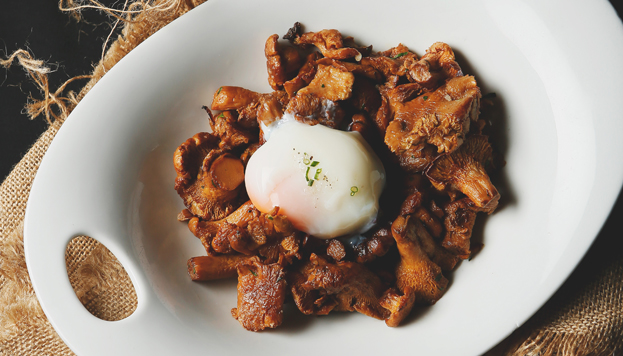 He aquí un plato delicioso: chantarelas salteadas con huevo poché. Lo sirven en la Taberna Arzábal.