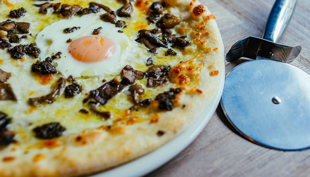 ¿Romana o napolitana? ¿Qué tipo de pizza prefieres? En Oven las hacen de masa fina y crujiente.