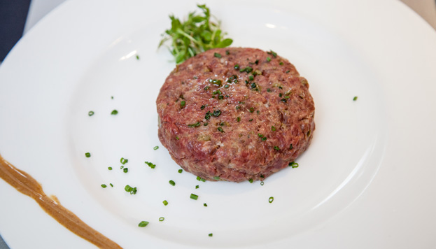 En la carta del Arzábal Museo no faltan tampoco los platos internacionales, como este steak tratar.
