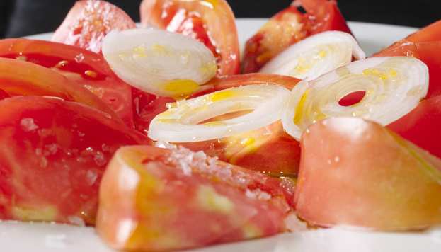 Un poco de aceite de oliva virgen extra, un poco de cebolleta, escamas de sal… ¡y a comer en el restaurante Ponzano!