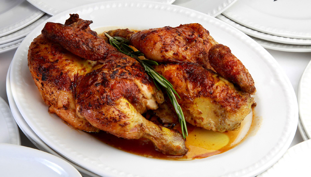 Este es el plato estrella de la taberna Puertalsol: el pollo asado al carbón.