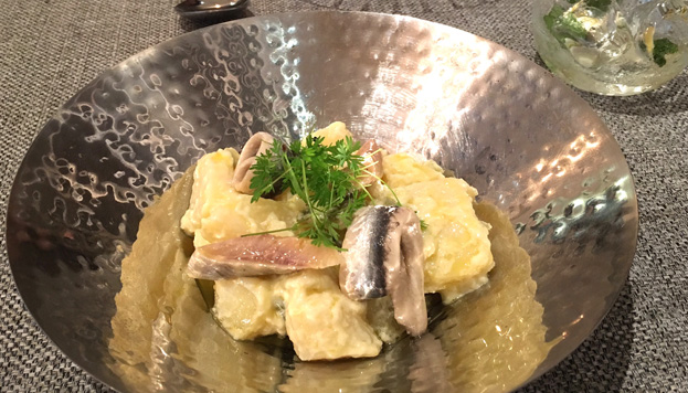 Esta es la ensaladilla ensaladilla de Mamá Fina, que lleva sardina y boquerón en vinagre.