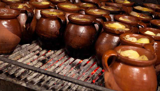 En La Bola el cocido se cocina a fuego lento, en carbón de encina y en pucheros de barro individuales.