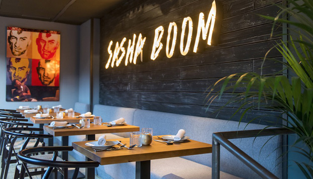Sasha Boom tiene distintos ambientes y espacios: barra, sala y terraza.