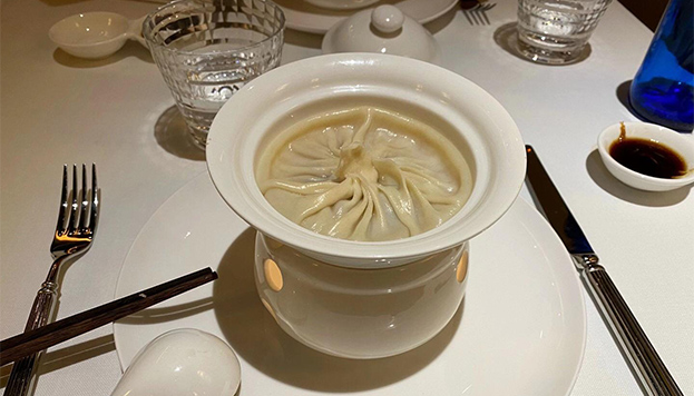 La sopa dim sum de aleta de tiburón del restaurante China Crown es uno de los platos más solicitados.