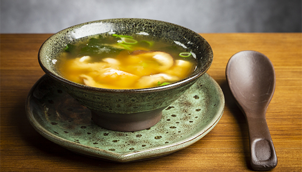 Esta es la sopa de miso con tofu que sirven en el restaurante Kikoba.
