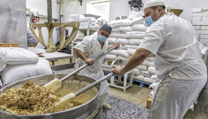 Preparando turrón en el obrador de Casa Mira. ©Álvaro López del Cerro