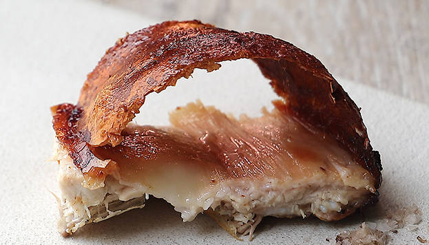 El cochinillo de lechón lacado es una de las especialidades del chef madrileño Mario Sandoval.