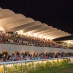 Tribuna llena de público durante Las Noches del Hipódromo